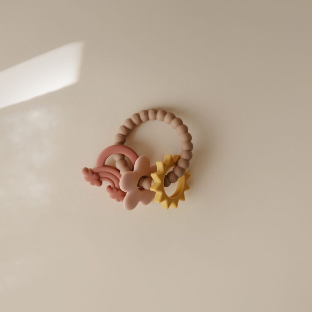 Quels jouets proposer à un bébé de 3 à 6 mois ? Le guide pour bien les choisir 2 Anneau de dentition Nature - Mushie
