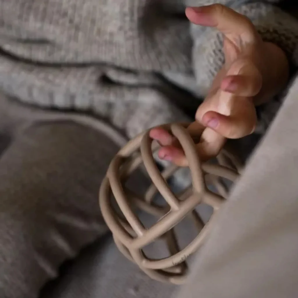 Que mettre dans le panier d’éveil d’un bébé de 2 mois ? Nos 7 essentiels à lui proposer 3 Balle sensorielle beige en silicone - Léo et lea