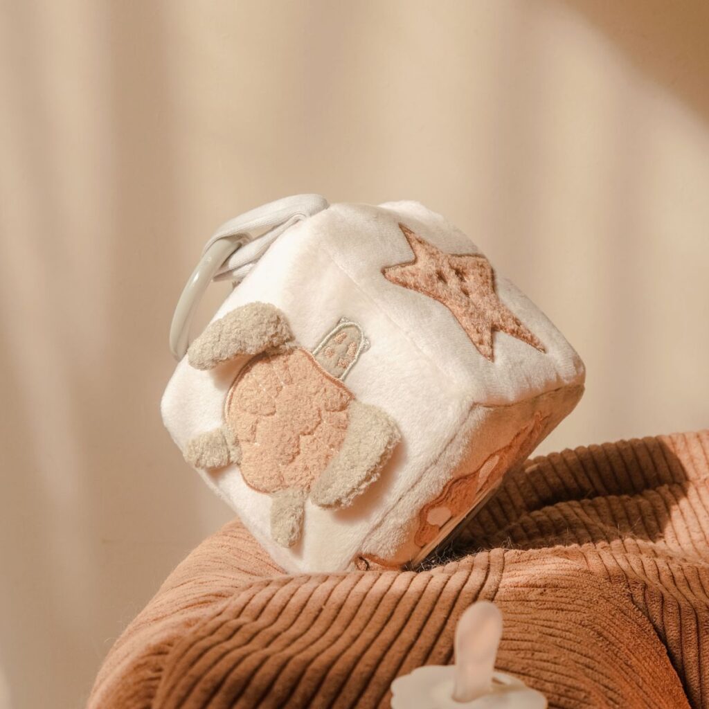Quel cadeau offrir à un bébé de 9 mois ? Nos 7 idées pour lui faire plaisir 2 cube d'activités bébé Deepsea - Jollein
