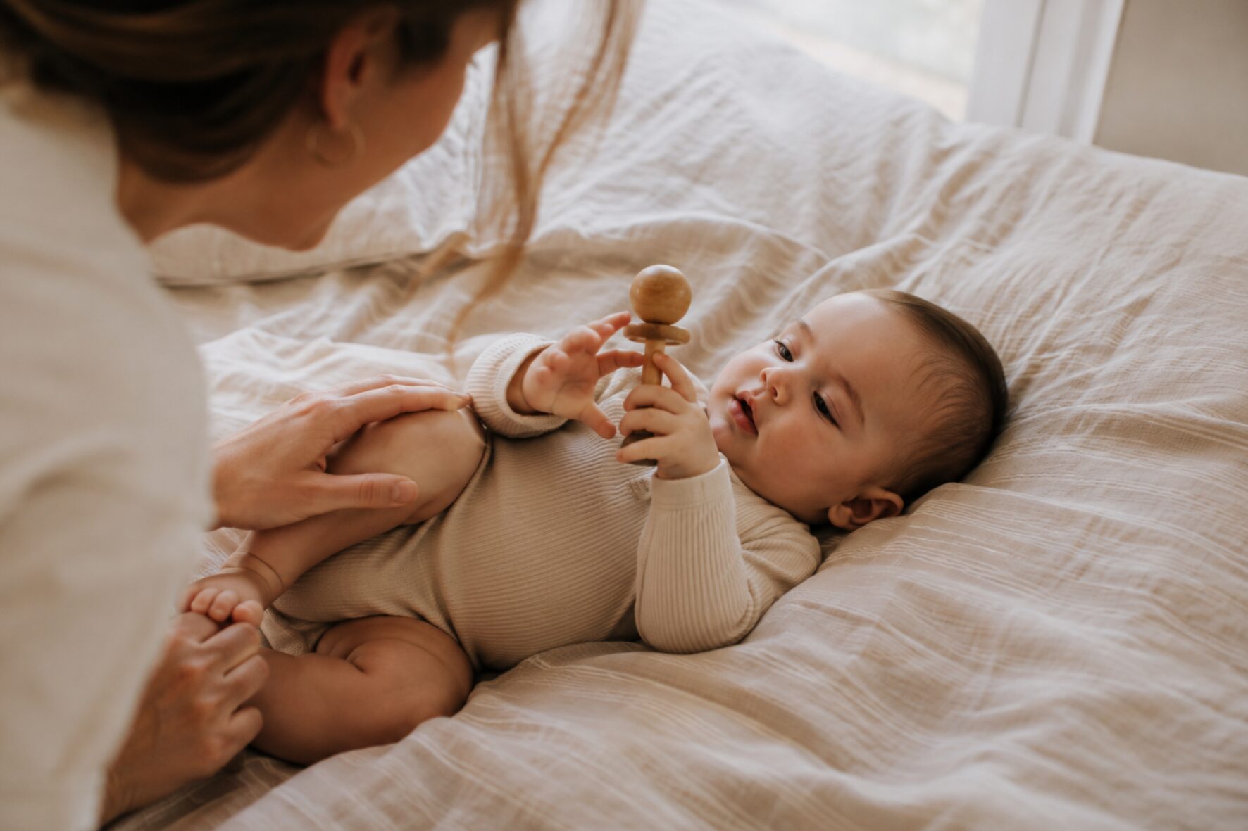 offrir-hochet-bebe à quel âge offrir un hochet