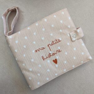 Mini album photo – Gaze Beige Petits coeurs 2 Mini album photo bébé en gaze beige petits coeurs - Atelier Wagram