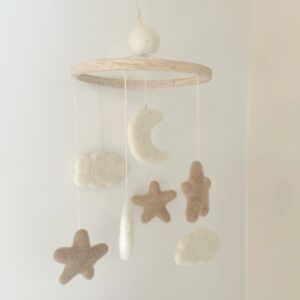 Mobile bébé | Étoiles, lunes & nuage en laine feutrée 2 Mobile bébé étoile, lunes et nuage en laine feutrée - Bee bohème