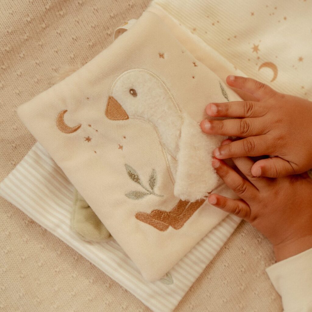 Quels livres proposer à un bébé de moins de 6 mois ? Nos idées selon son âge 2 Livre d'activité bébé en tissu Newborn - Little Dutch