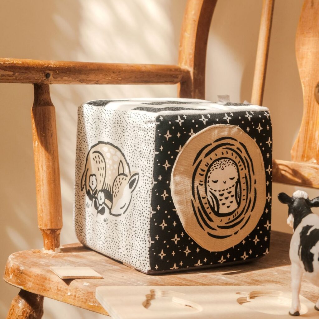 Quel cadeau offrir pour le premier Noël de bébé ? Nos idées selon son âge 2 Cube d'activités noir et blanc fort contraste - bébé animaux - Wee Gallery