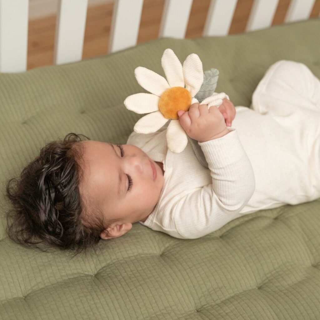 Quels jouets proposer à un bébé de 3 à 6 mois ? Le guide pour bien les choisir 1 hochet peluche fleur - Little farm - Little farm