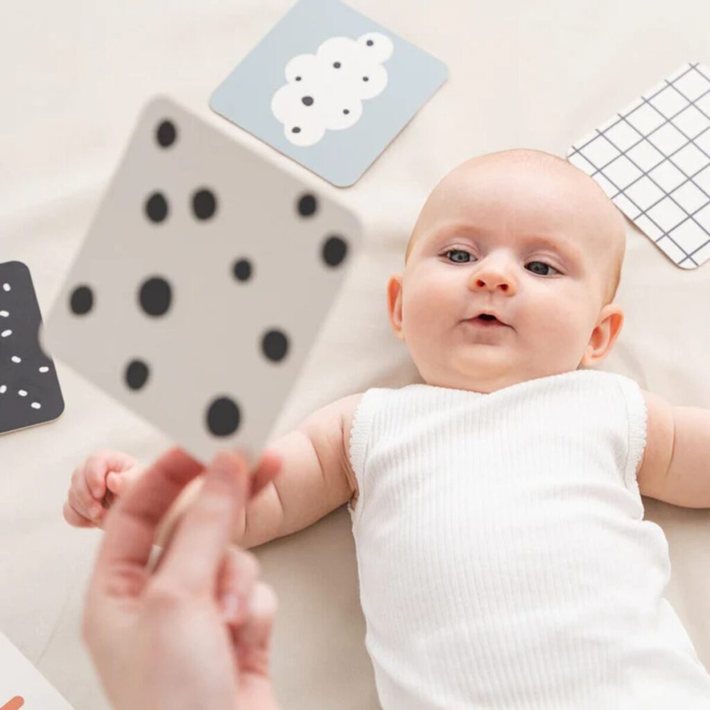 Que faire avec un bébé de 0 à 3 mois ? 10 activités toutes simples pour l’éveiller 1 cartes contrastées bébé lot de 10 - Done by deer