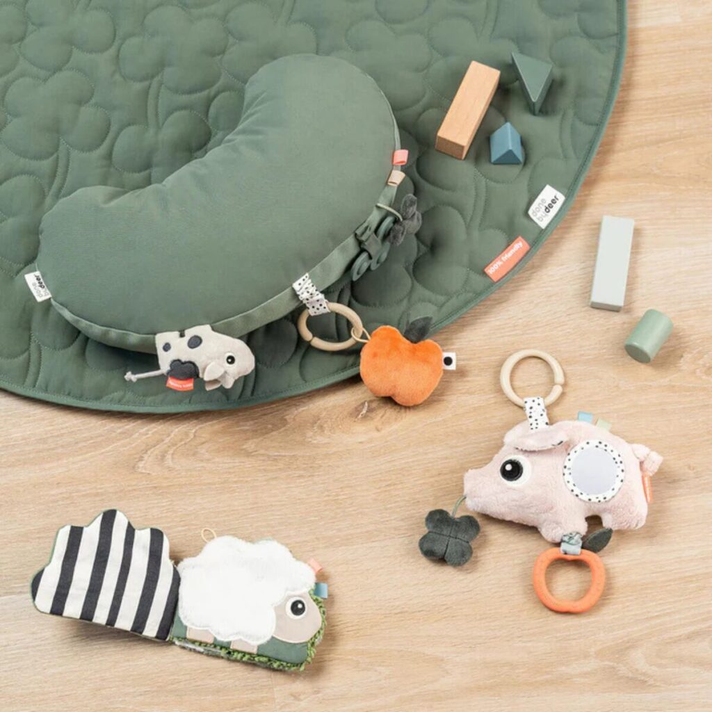 Que faire avec un bébé de 0 à 3 mois ? 10 activités toutes simples pour l’éveiller 2 coussin d'éveil tummy time bébé Tiny farm vert, Done by deer