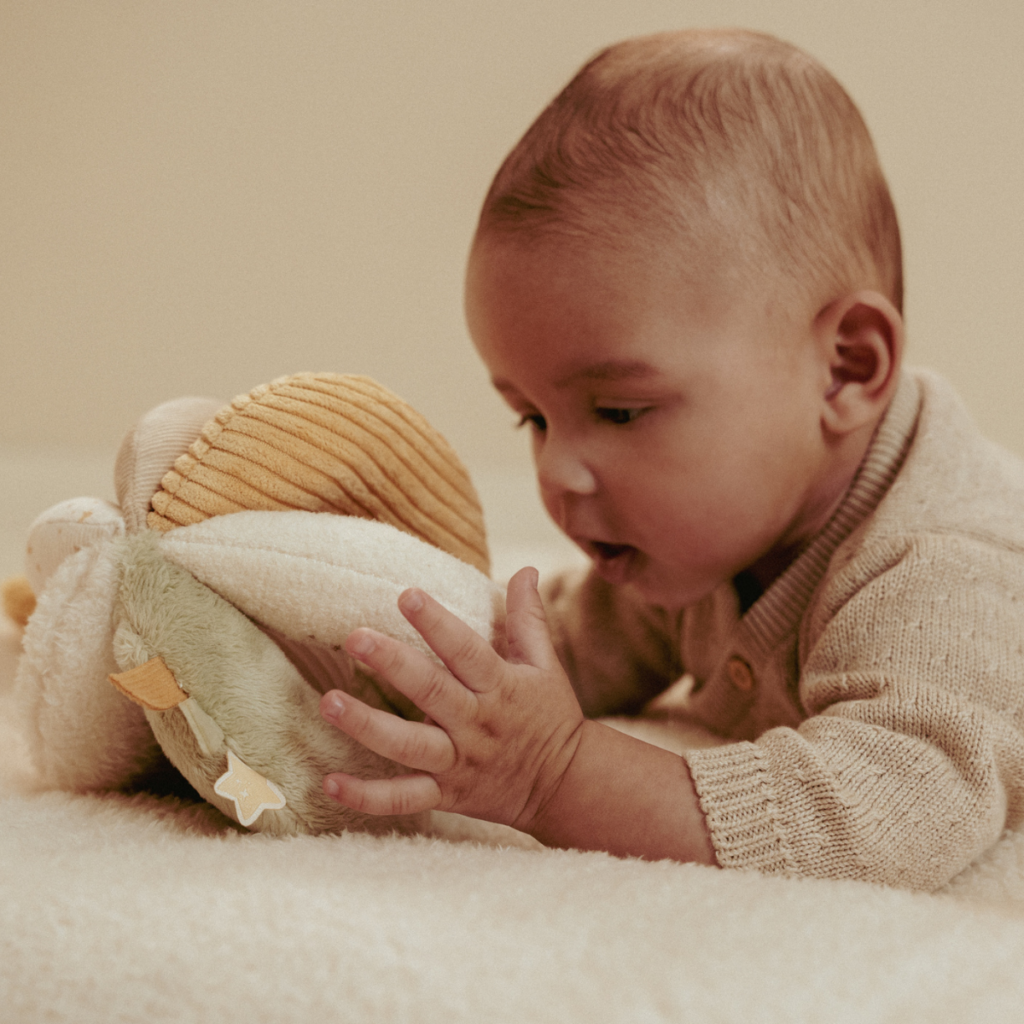 Quel cadeau offrir à un bébé de 9 mois ? Nos 7 idées pour lui faire plaisir 1 balle de préhension pour bébé Newborn - Little dutch