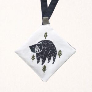 Livre sensoriel noir & blanc à accrocher | Woodland 1 Livre sensoriel bébé en tissu, noir et blanc à accrocher Woodland - Wee gallery