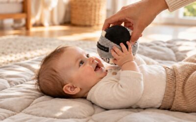 Quels jouets proposer à un bébé de 3 à 6 mois ? Le guide pour bien les choisir