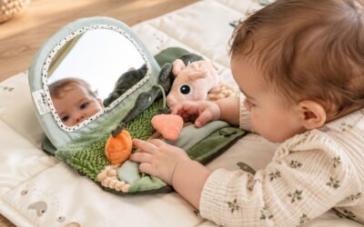 Accueil 35 Que mettre dans le panier d’éveil d’un bébé de 2 mois ? Nos 7 essentiels à lui proposer