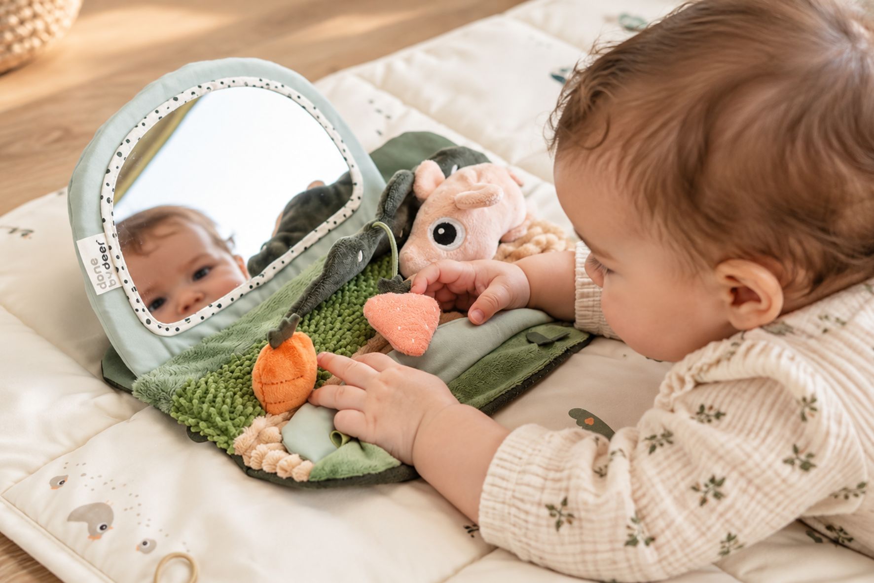 eveil-bebe-2-mois Que mettre dans le panier d’éveil d’un bébé de 2 mois ? Nos 7 essentiels à lui proposer