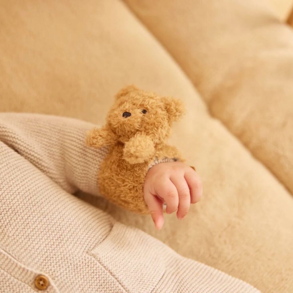 Quel cadeau offrir pour le premier Noël de bébé ? Nos idées selon son âge 1 Hochet main et pied bébé Ours - Jollein